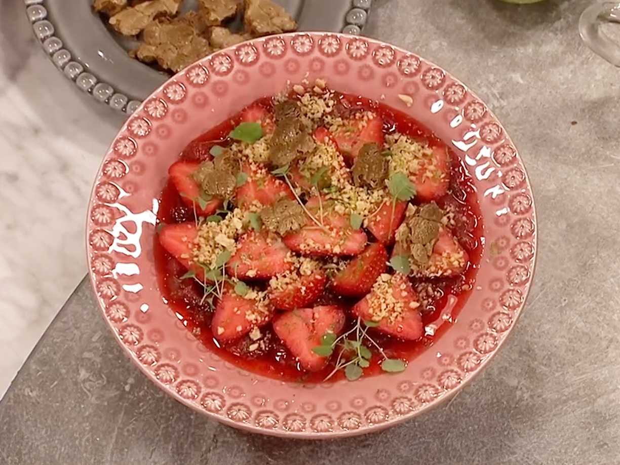 Jordgubbar med grädde, rostad vit choklad och fläder