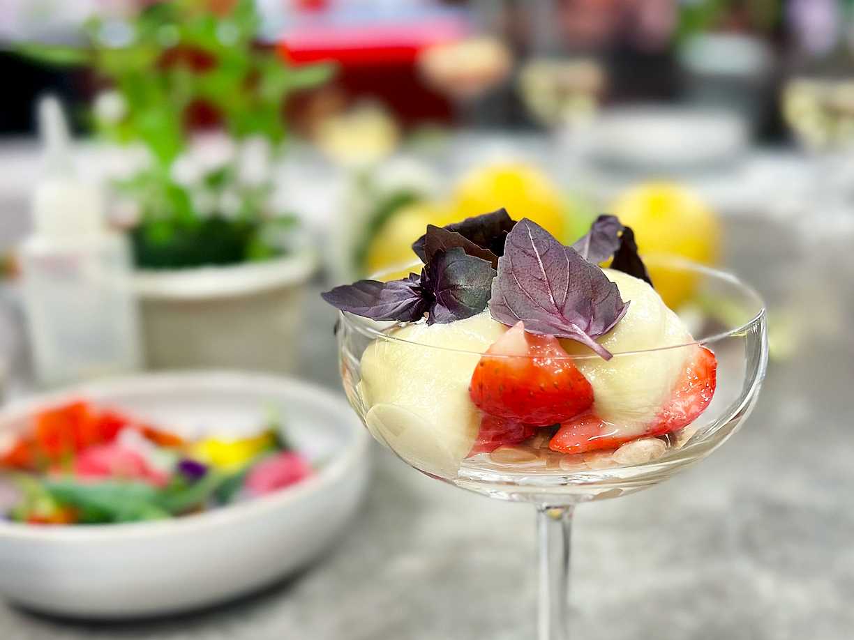 Jordgubbar med zabaglione och balsamvinäger