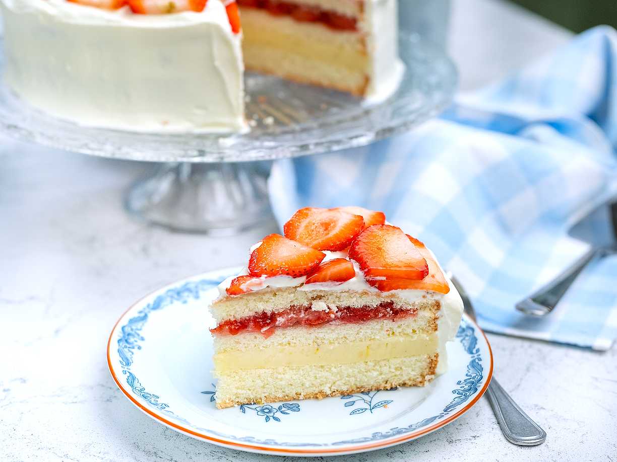 Jordgubbstårta med citronpannacotta