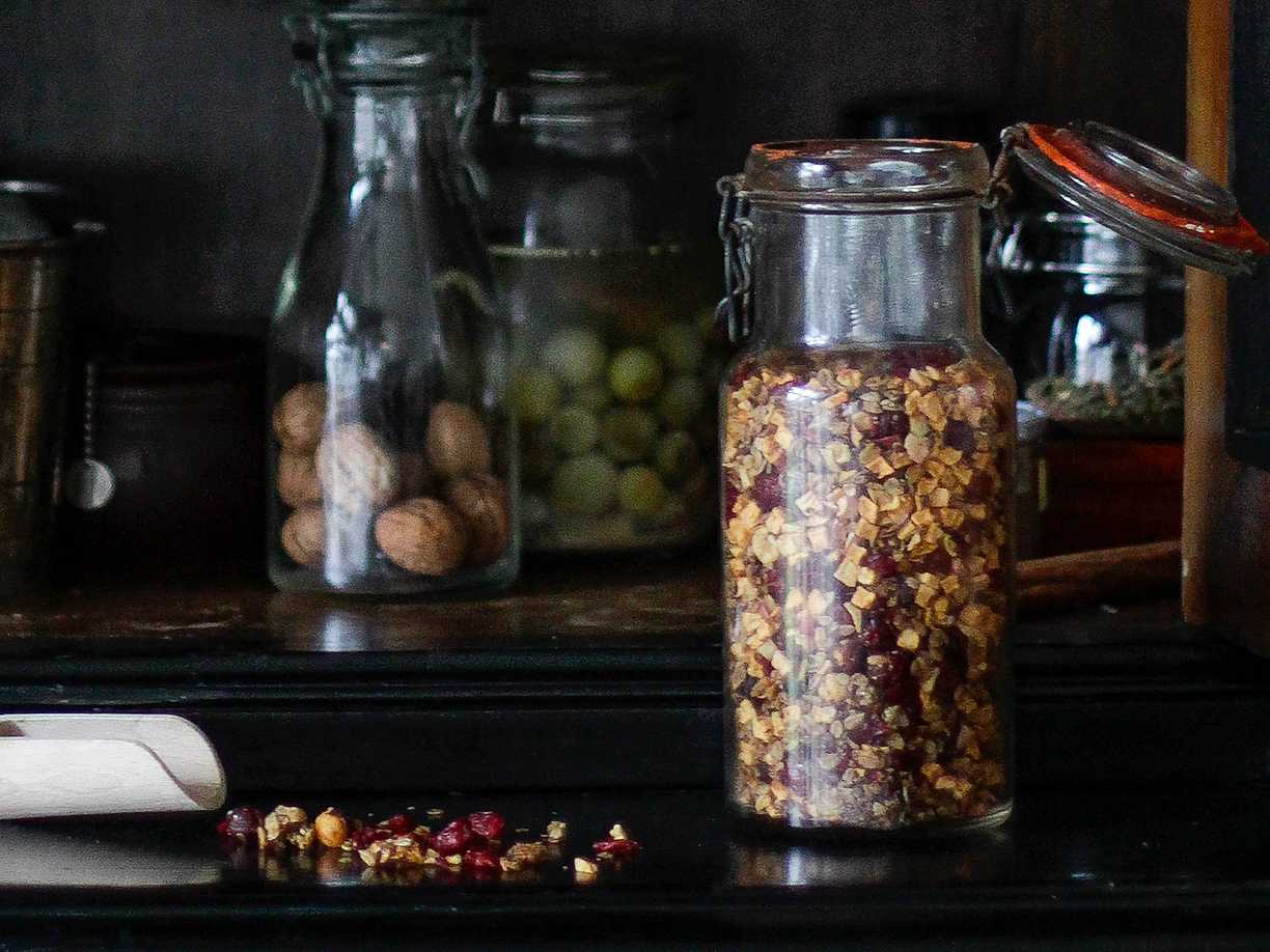Julgranola med kanel, hasselnötter och äpple