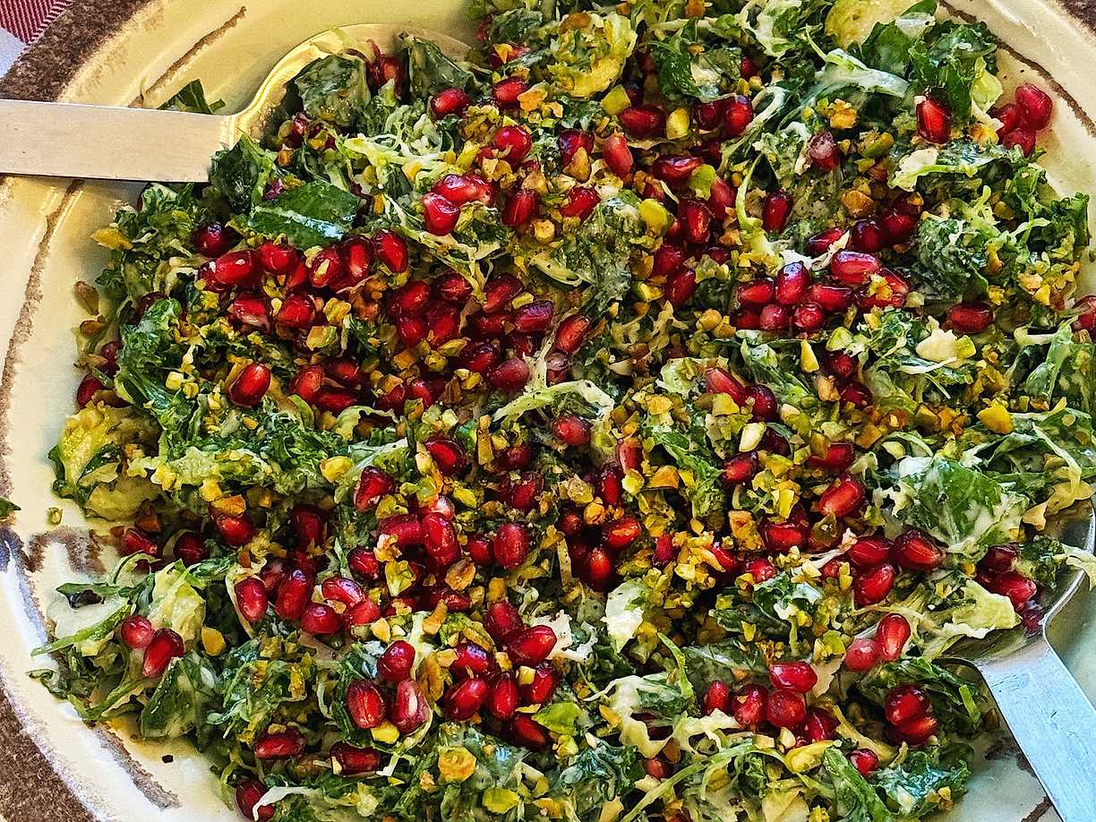 Julig grönkålscaesar med brysselkål, granatäpple och pistagenötter