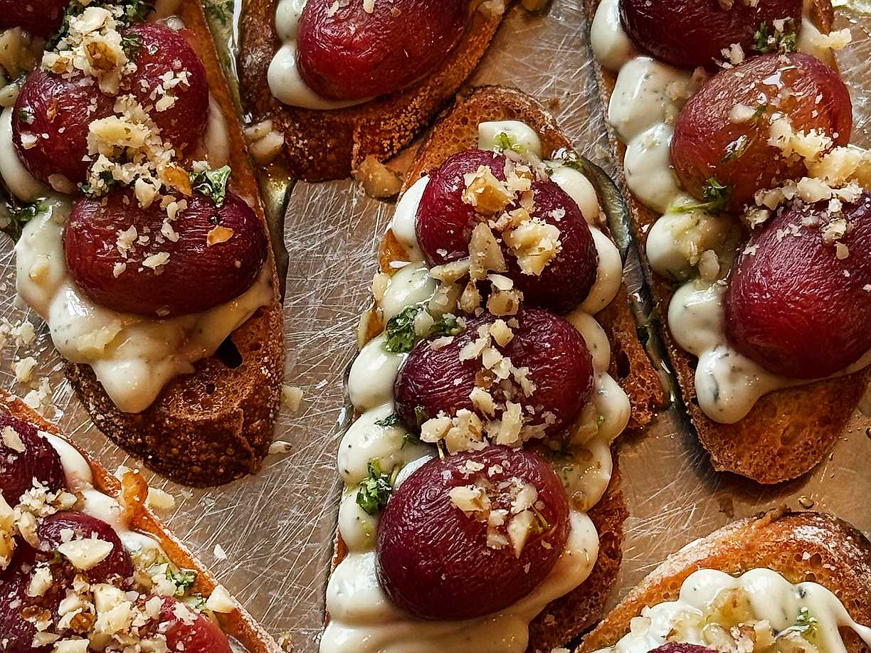 Julsnittar med blåmögelostkräm, bakade druvor och timjanhonung