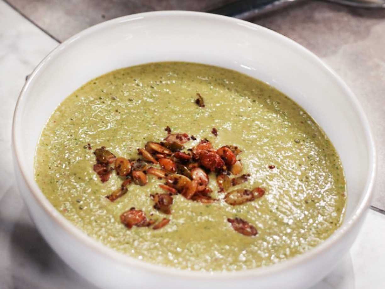 Kall gurksoppa med kryddiga pumpafrön