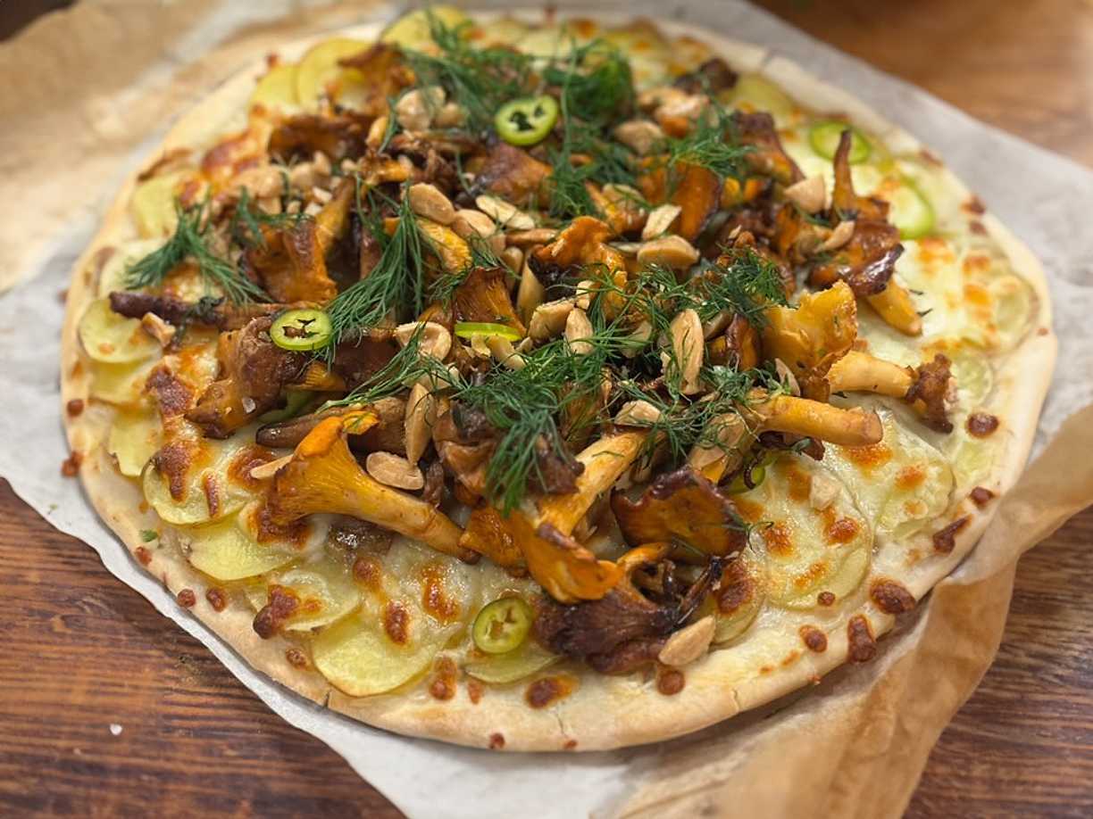 Kantarellpizza med fänkålssallad