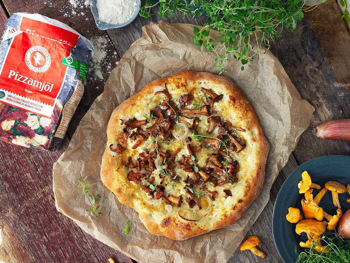 Kantarellpizza med Västerbottensost