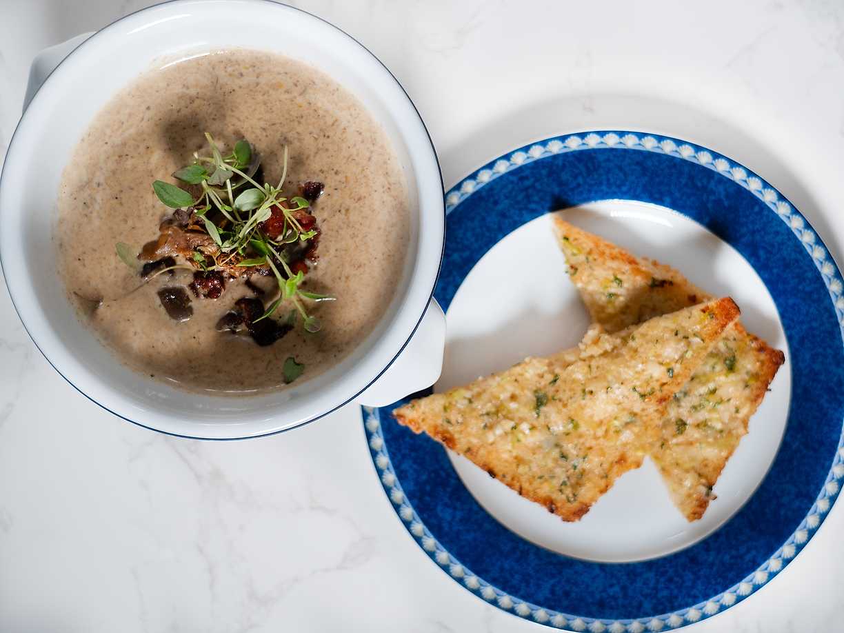 Kantarellsoppa med knaperstekt bacon
