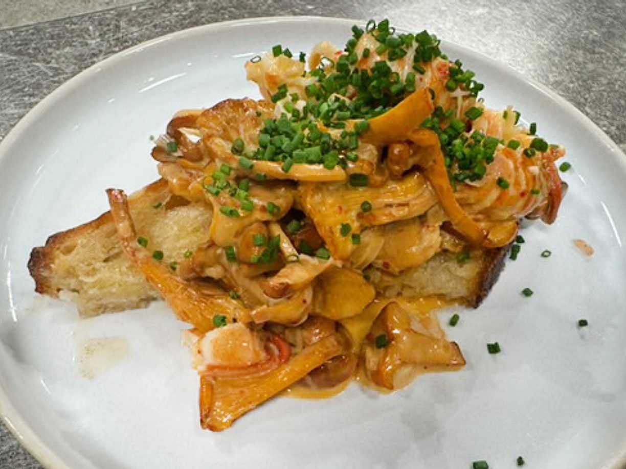 Kantarelltoast med kräftstjärtar och löjrom