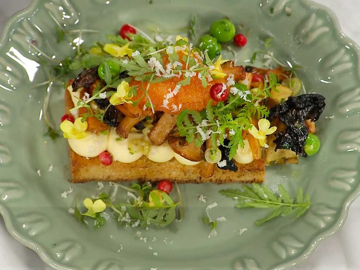 Kantarelltoast med ostkräm och löjrom