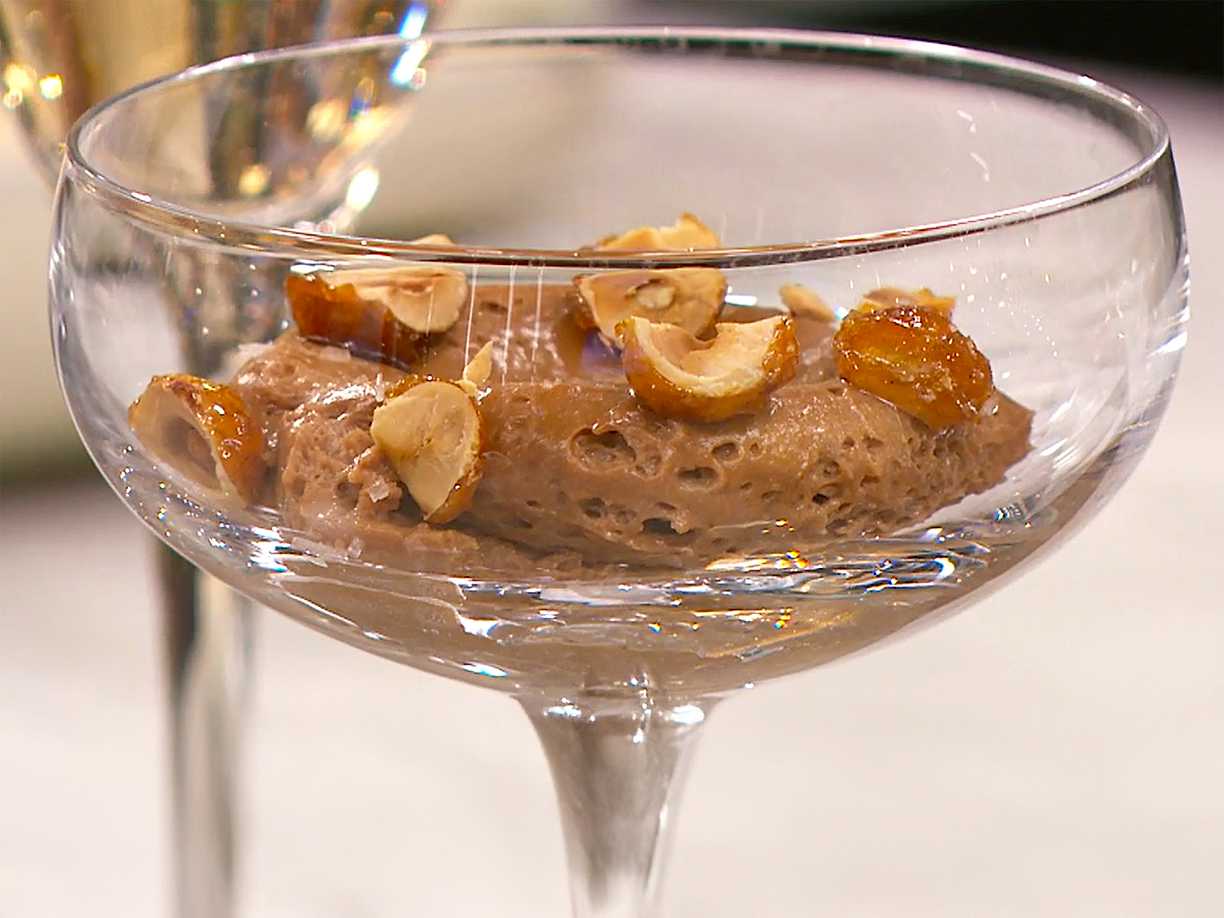 Karamelliserad chokladmousse med hasselnötter och olivolja