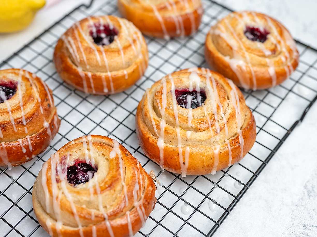 Kardemummabullar med blåbär och citron