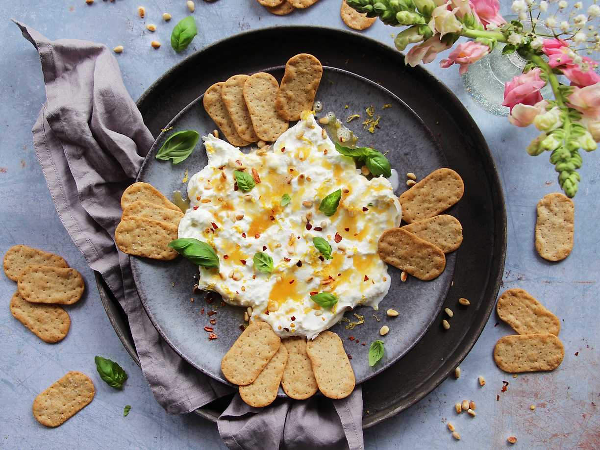Kex med burratadipp och brynt smör