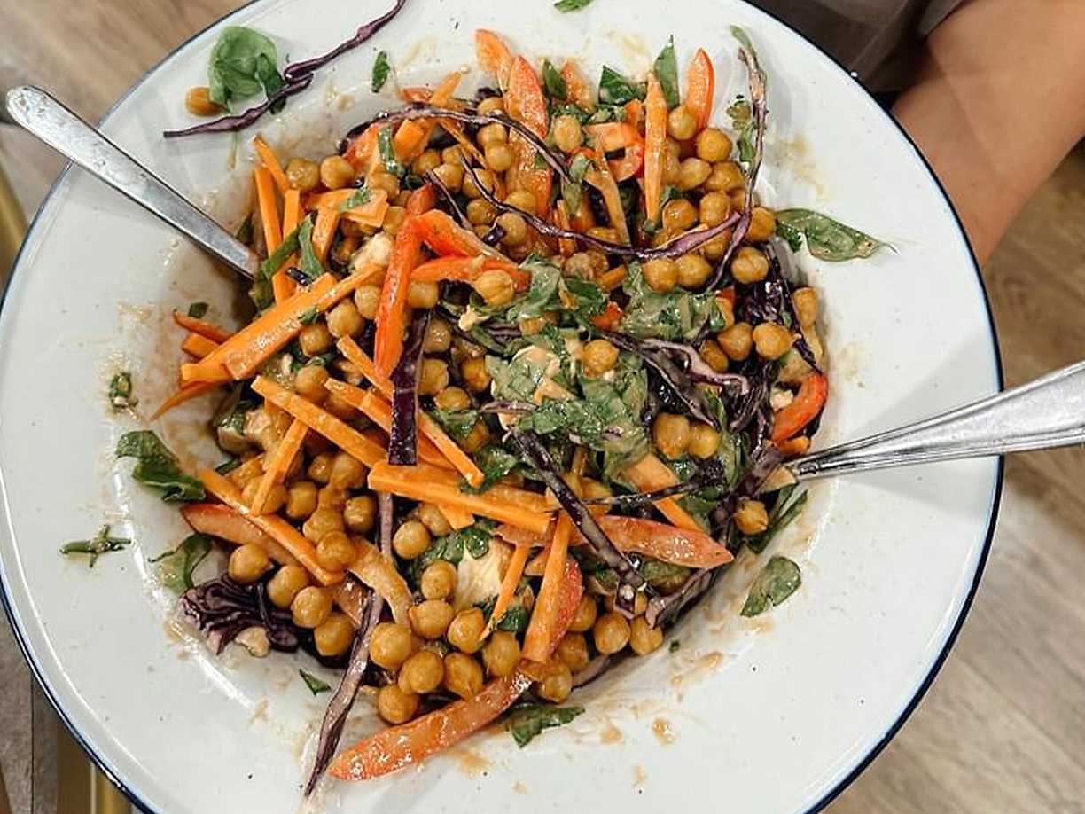 Kikärtssallad med jordnötsdressing