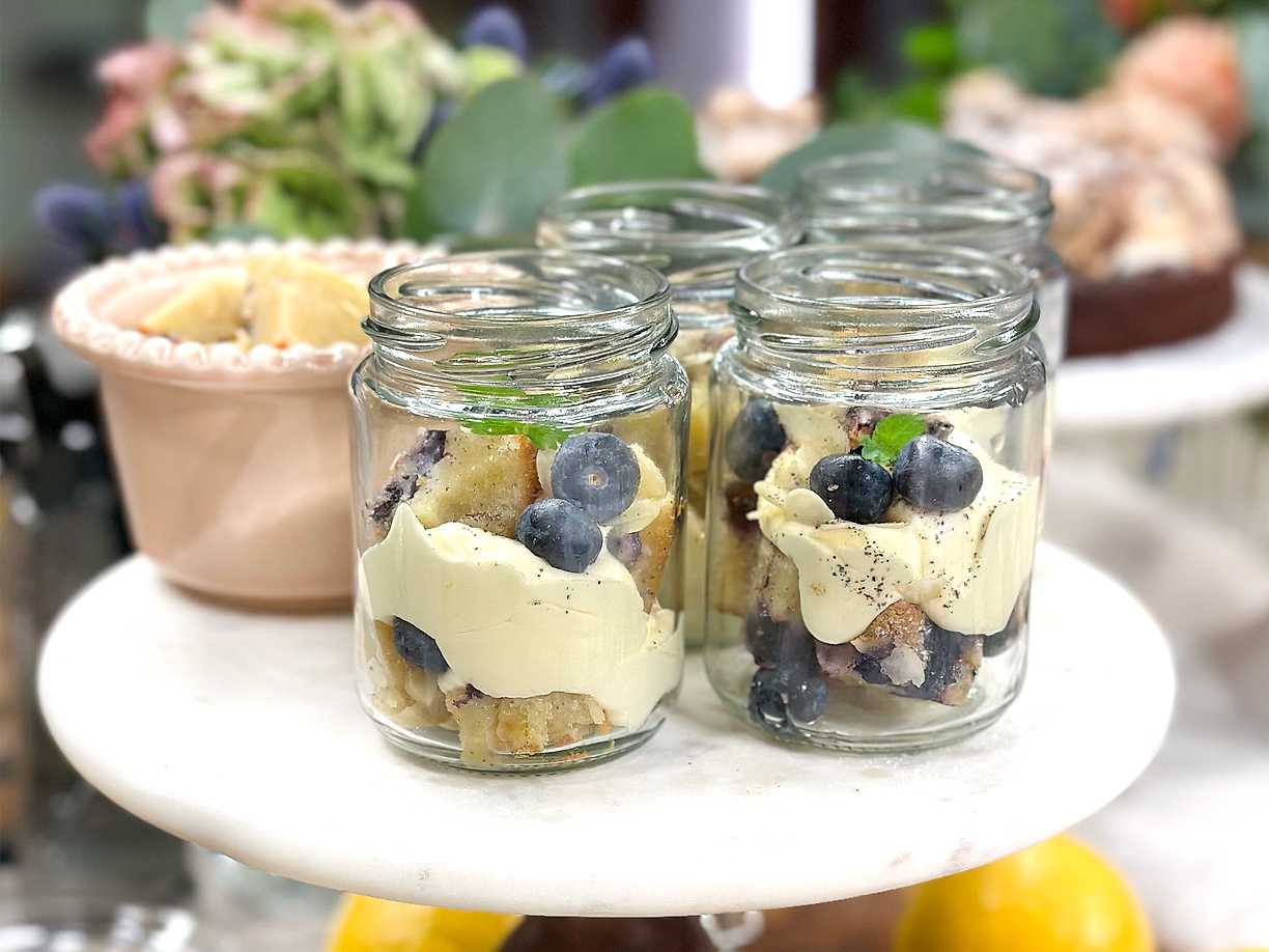 Kladdkaka med vit choklad, blåbär och kardemumma