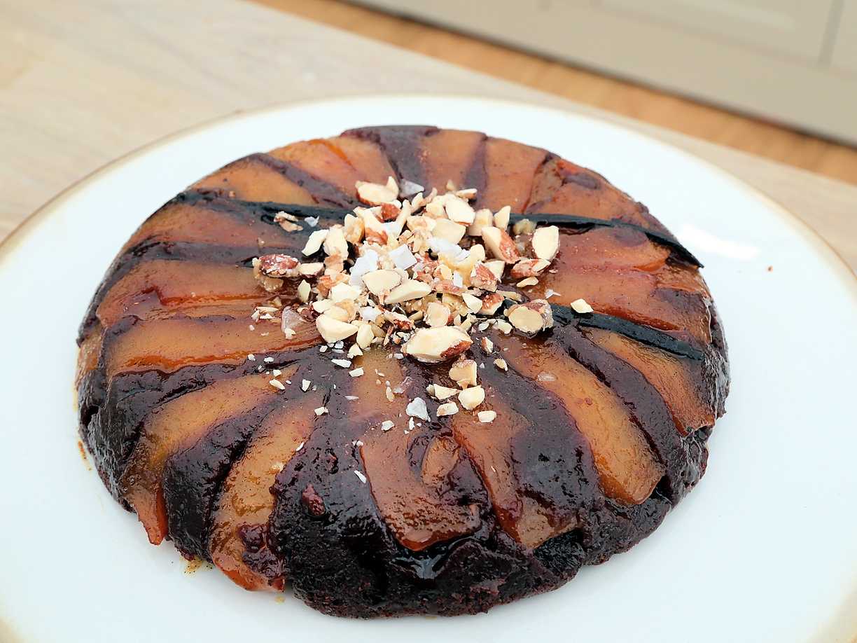 Kladdkaka tatin med päron och vit miso