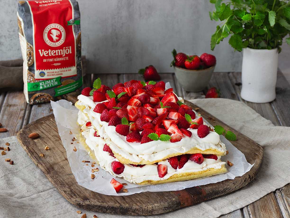 Klassisk pinocchiotårta med jordgubbar