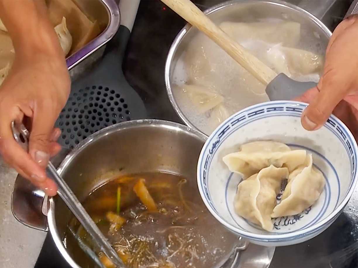 Klassiska kinesiska dumplings med fläsk och räkor