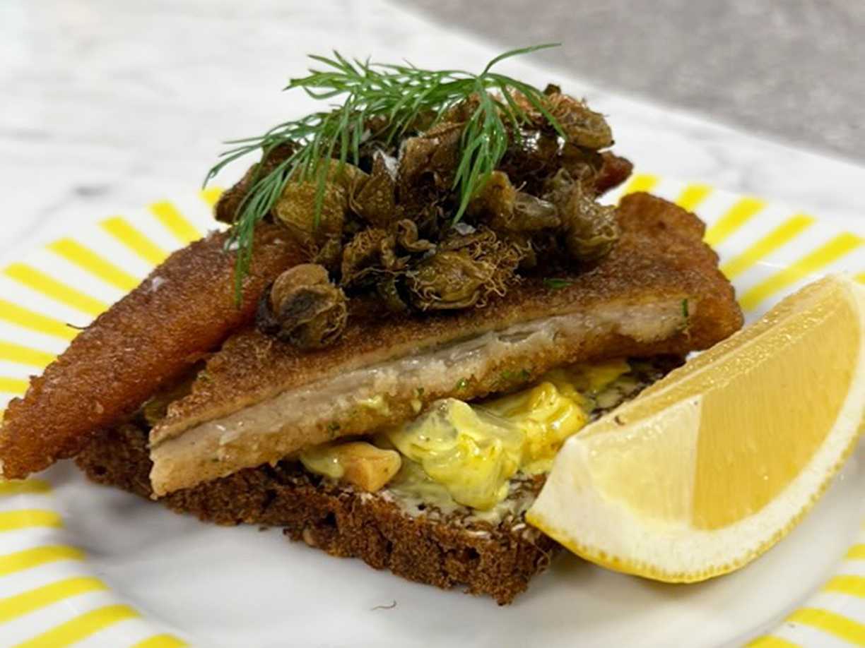 Klassiskt smörrebröd med panerad spätta