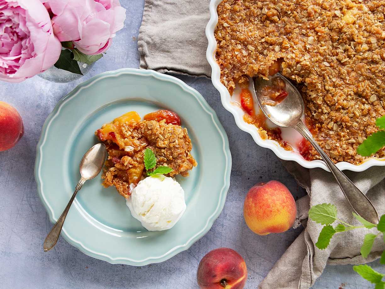Knäckig persikopaj med vaniljglass