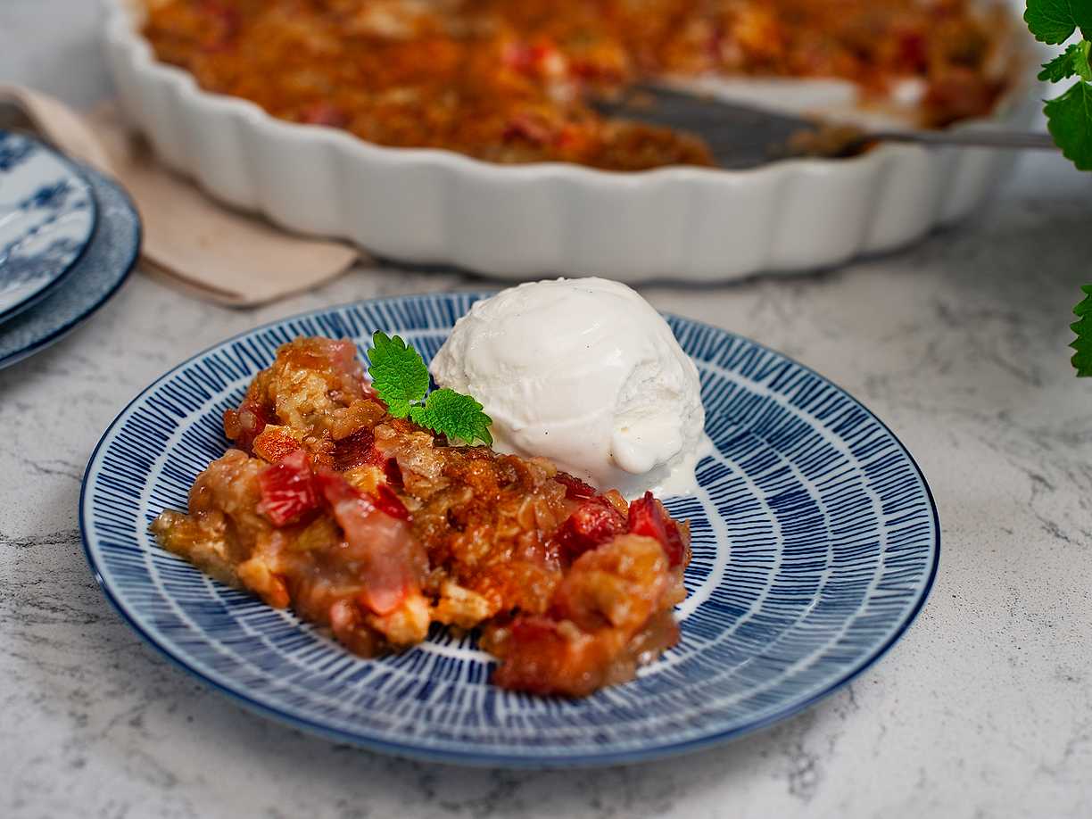 Knäckig rabarberpaj med vaniljglass