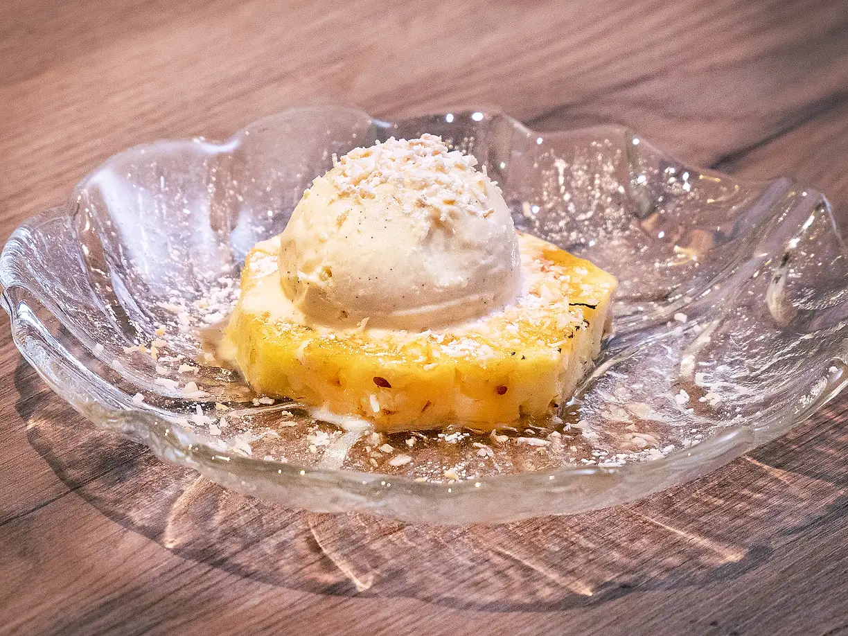 Kokosglass med portvinskaramelliserad ananas