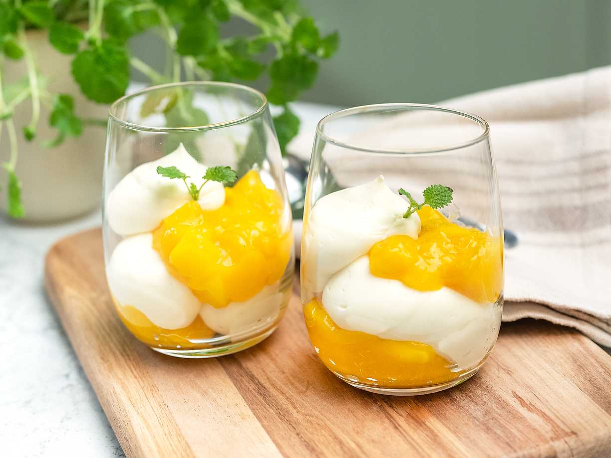 Kokospannacotta med mango och passion