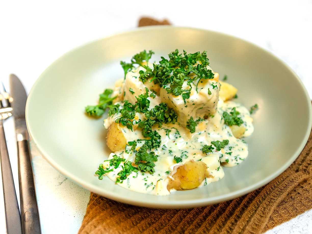 Kokt torsk med äggsås och persilja