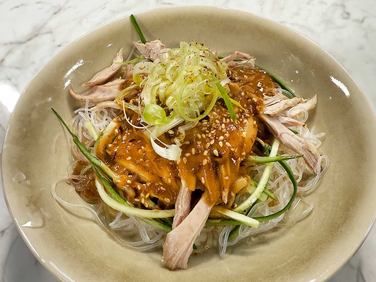 Konstigt smakande kyckling med mungroddsnudlar