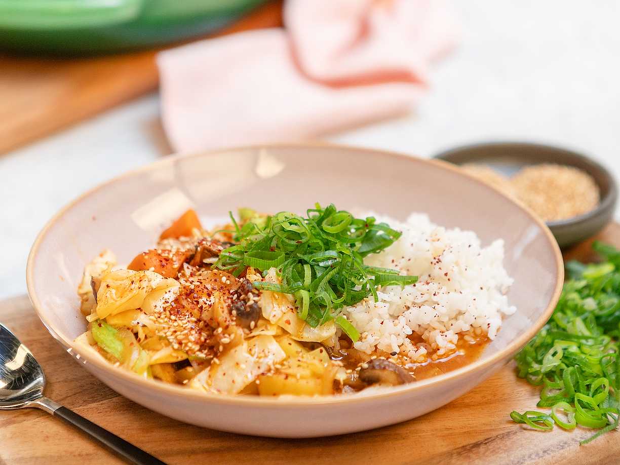 Koreansk hot pot med potatis och svamp