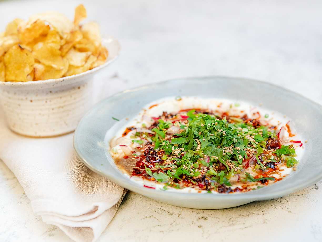 Korianderdipp med chiliolja till chips
