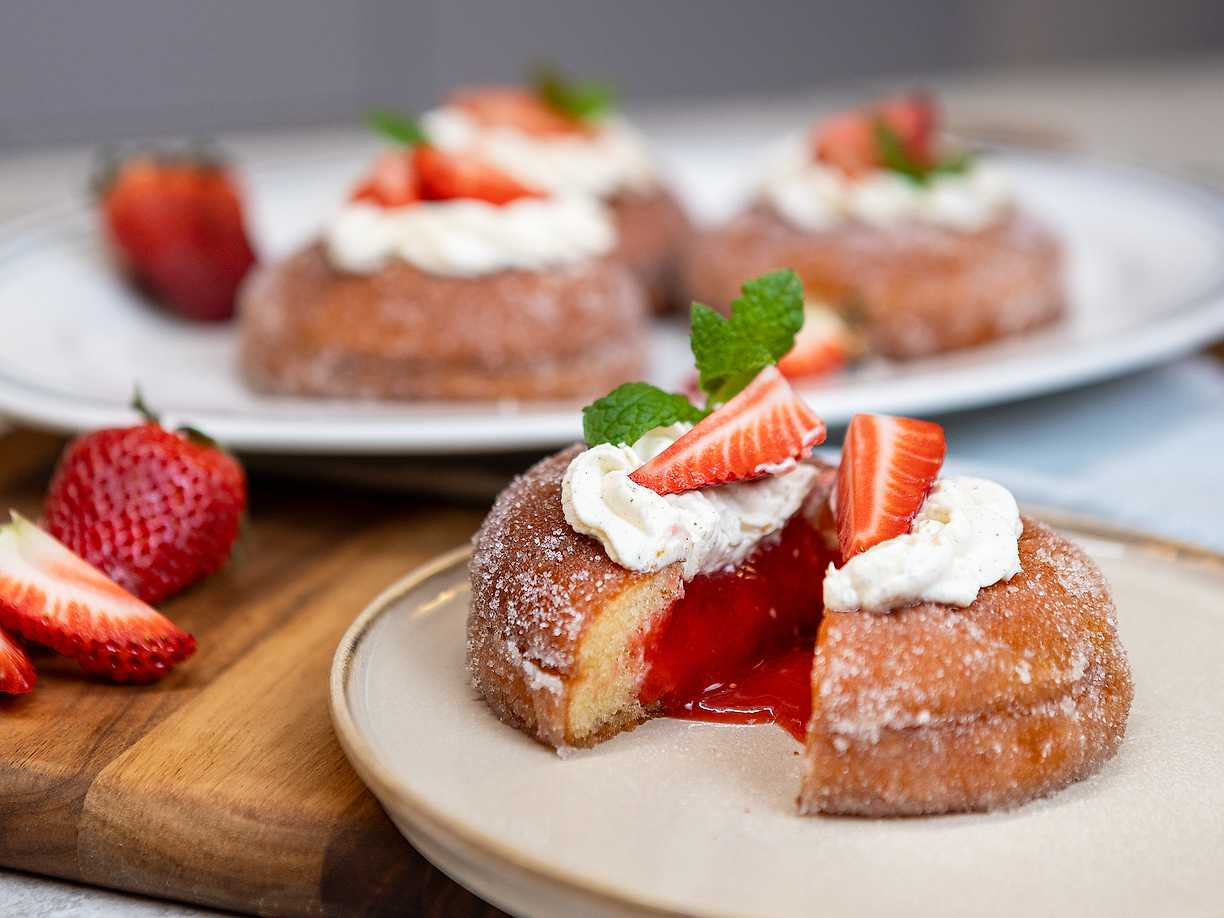 Brioche donuts med vaniljkräm och rabarberkompott