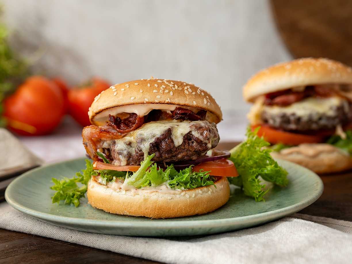 Hamburgare i airfryer med klassisk hamburgerdressing