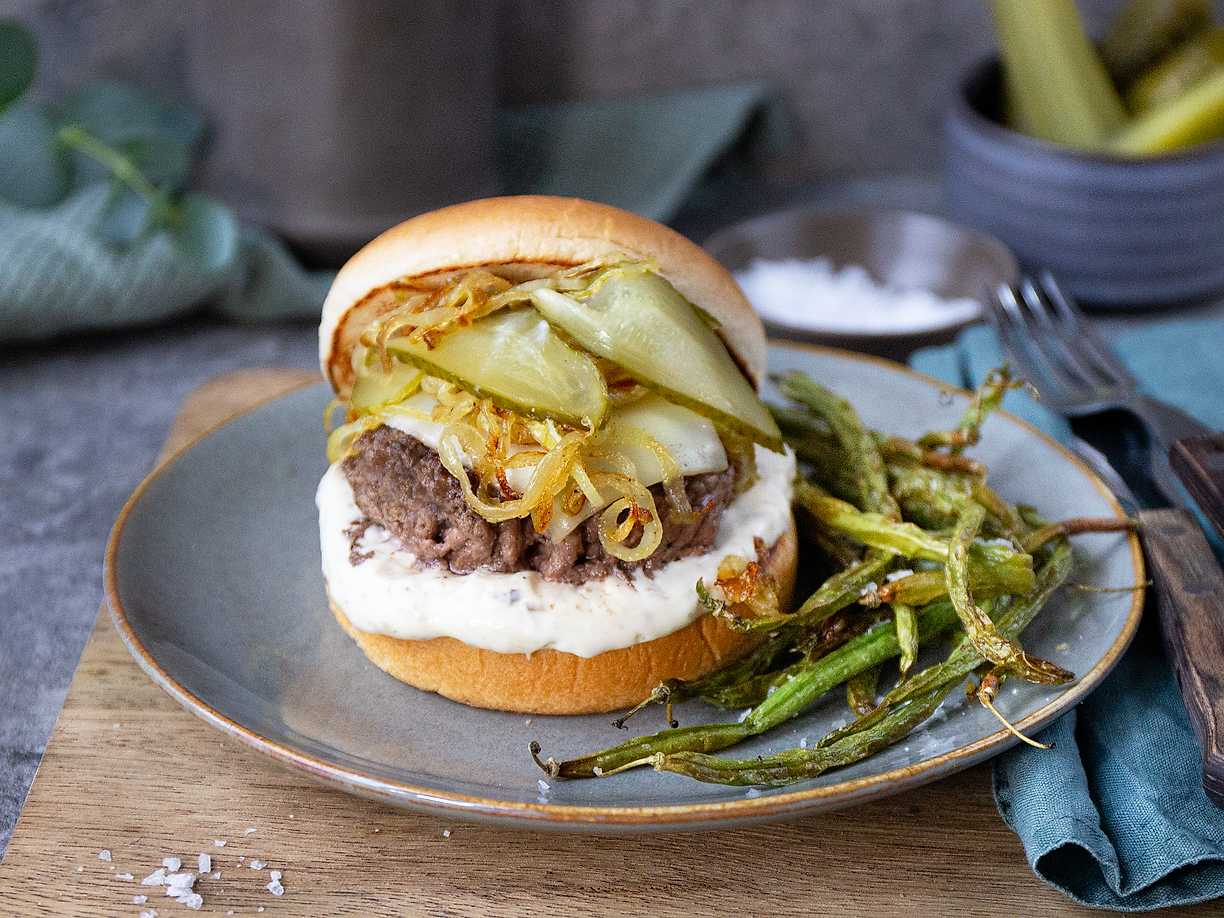 Högrevsburgare med gruyère och tryffeldressing