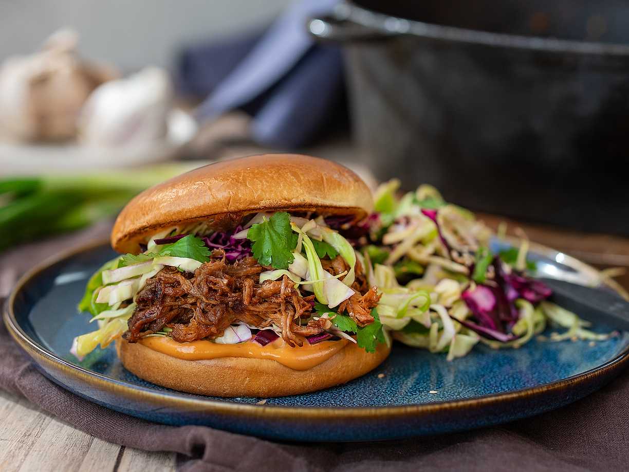 Koreansk pulled pork burgare med kålsallad