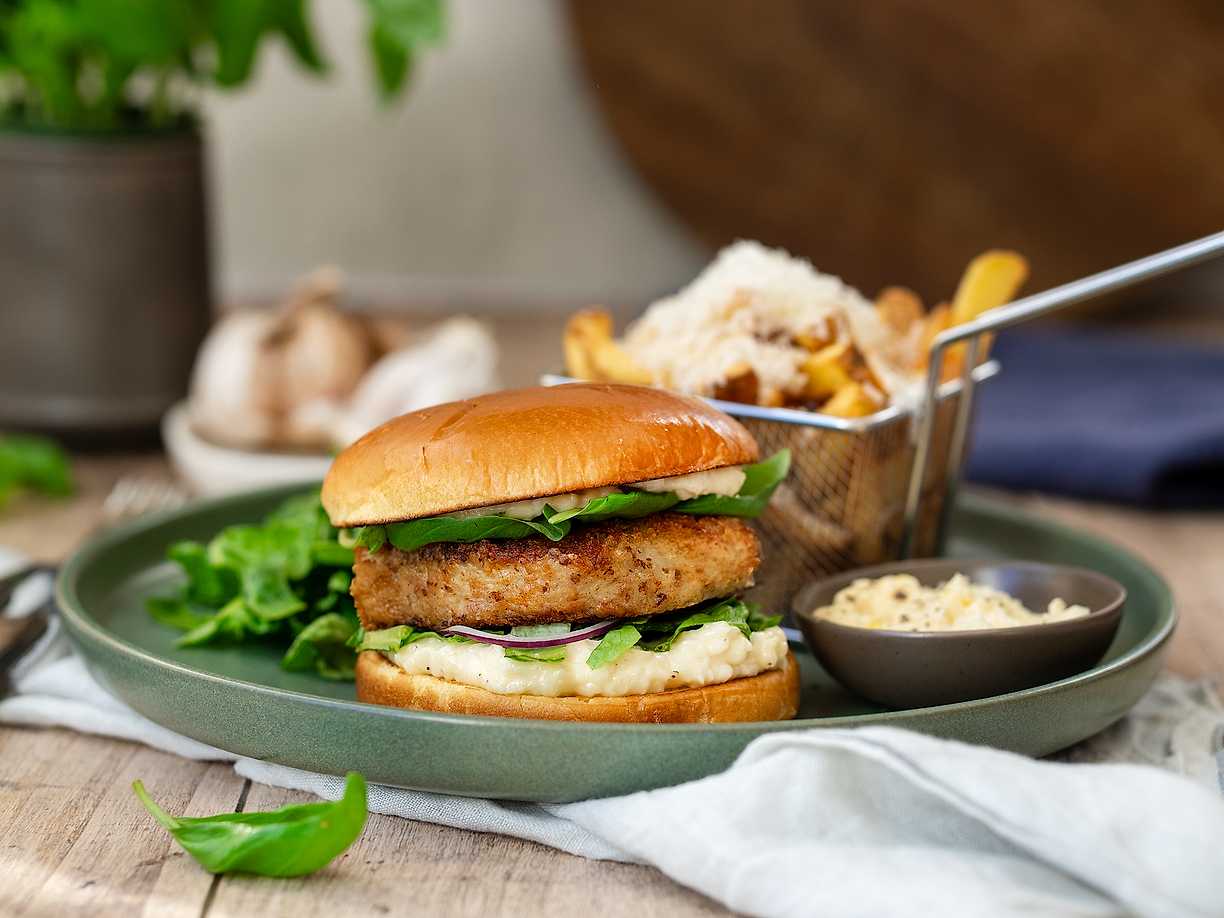 Panerad kycklingfärsburgare med parmesan- och tryffelmajo