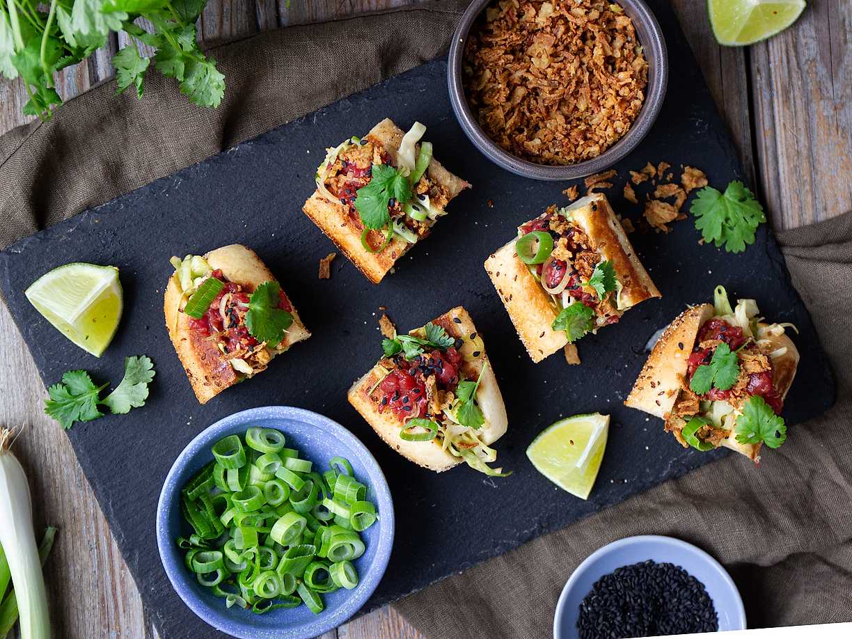 Snittar med asiatisk råbiff och krämig kålsallad