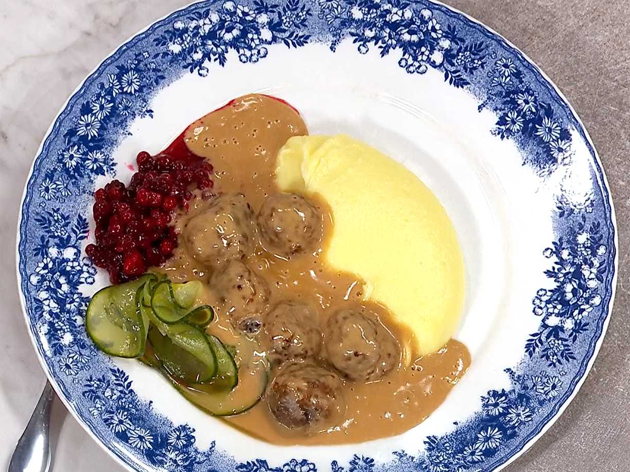 Köttbullar med gräddsås och rårörda lingon