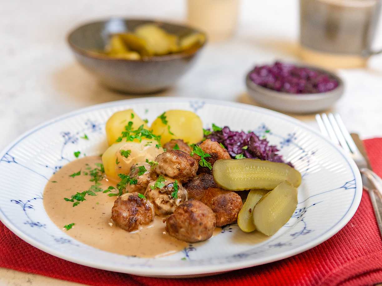Köttbullar med gräddsås och rödkål