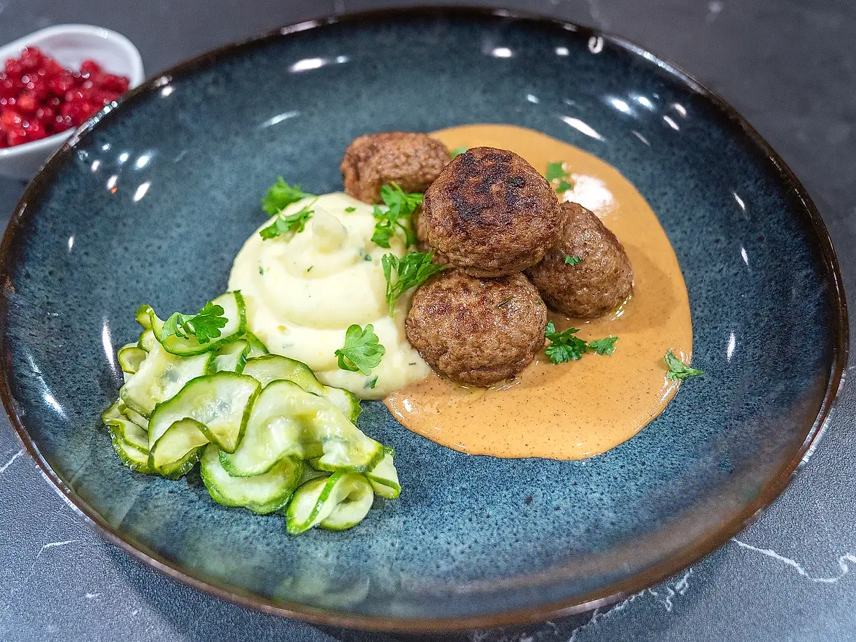 Köttbullar med potatismos, gräddsås och inlagd gurka