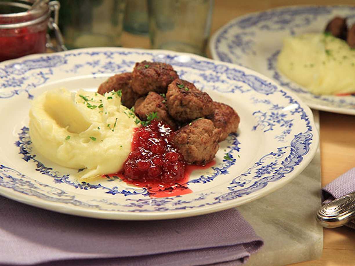 Köttbullar med potatismos och lingon | Köket.se