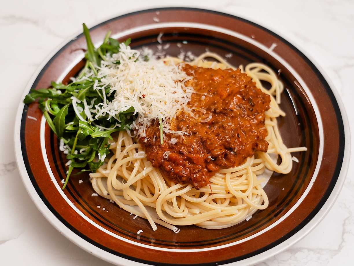 Köttfärssås och spaghetti med rucola