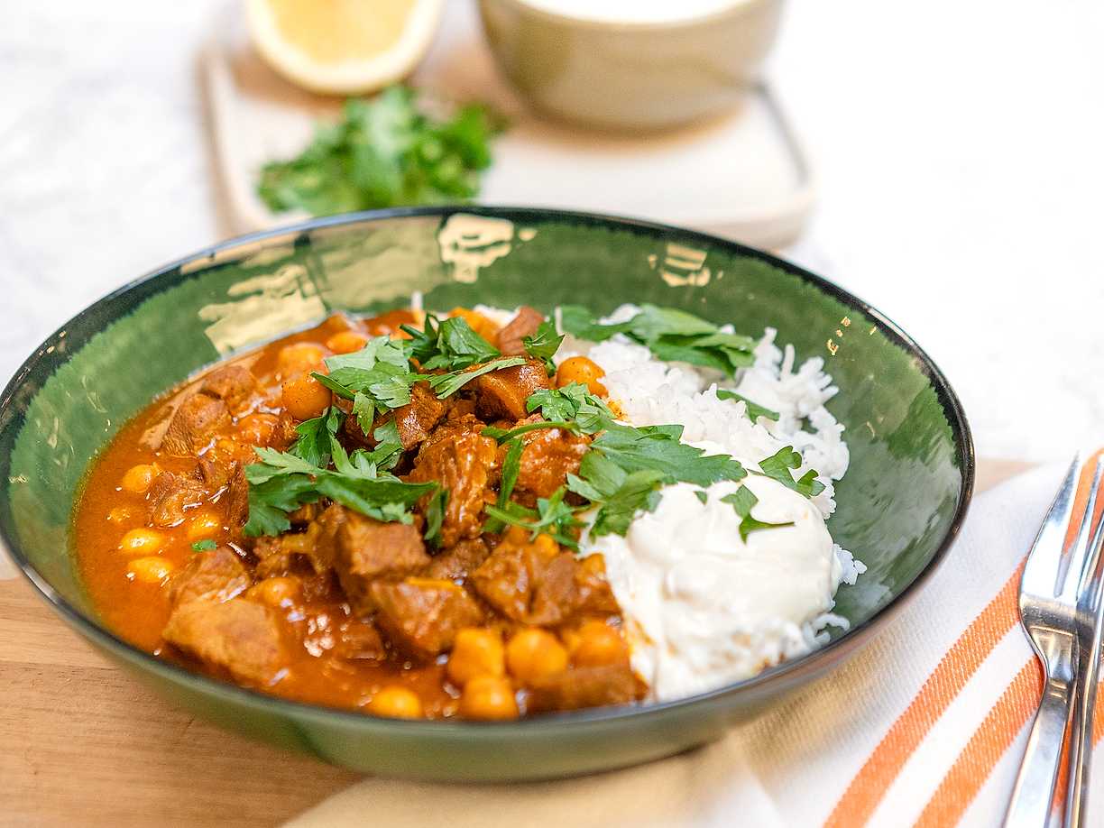 Köttgryta med kanel, tomat och kikärtor