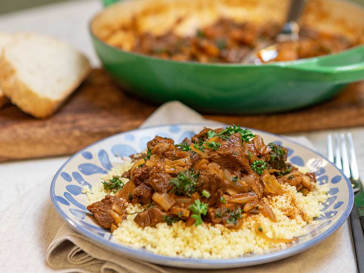 Köttgryta med lök, kanel och aprikos