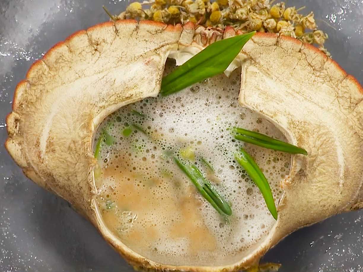 Krabba med ramslök och smörad buljong
