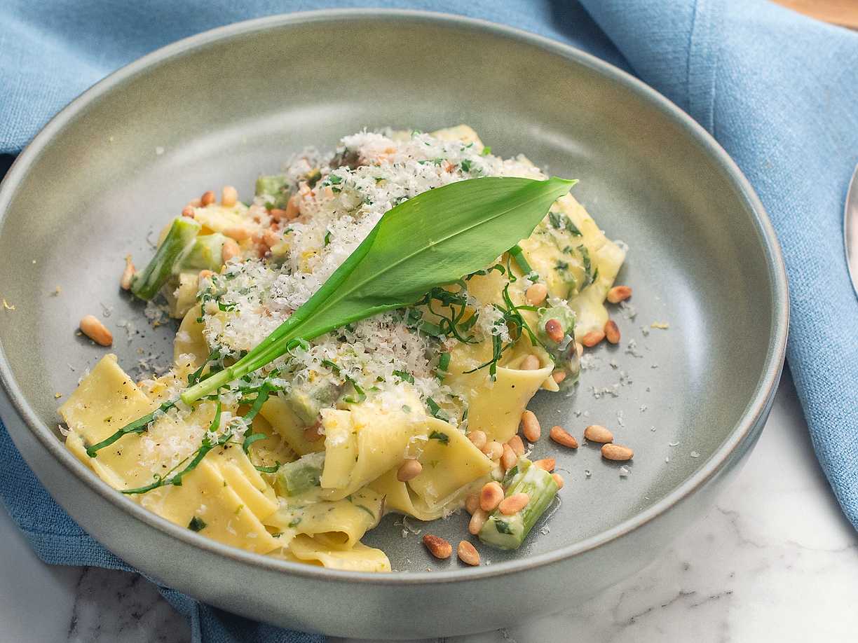 Krämig citronpasta med sparris och ramslök | Kö