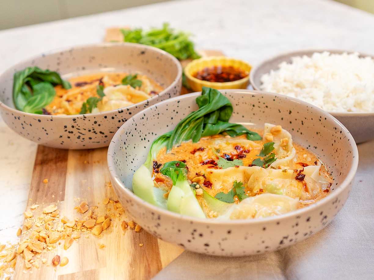 Krämig dumpling soup med röd curry