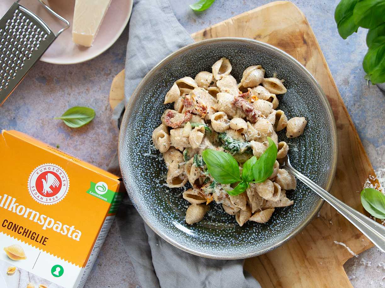 Krämig fläskfilépasta med medelhavssmaker