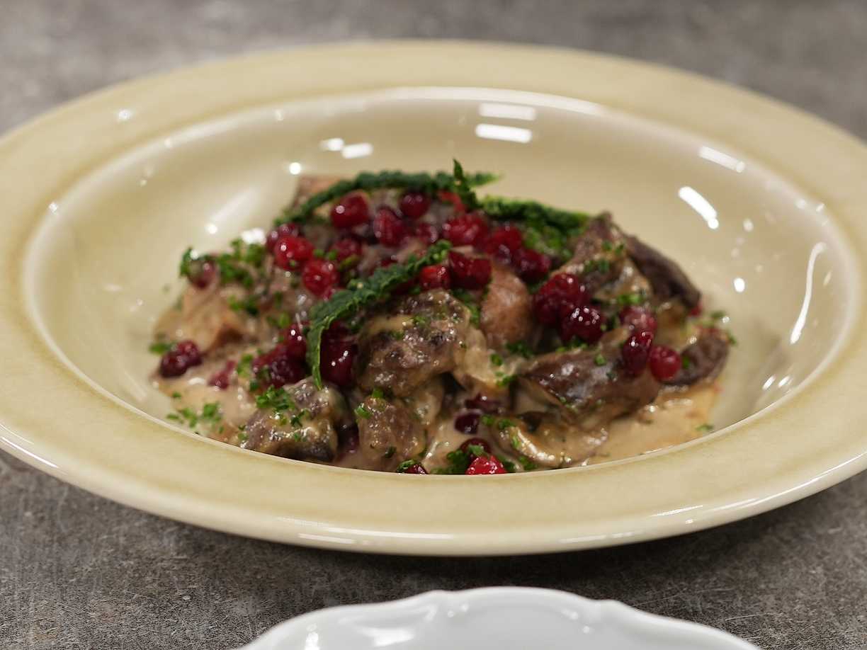 Krämig hjortskav med skogschampinjoner