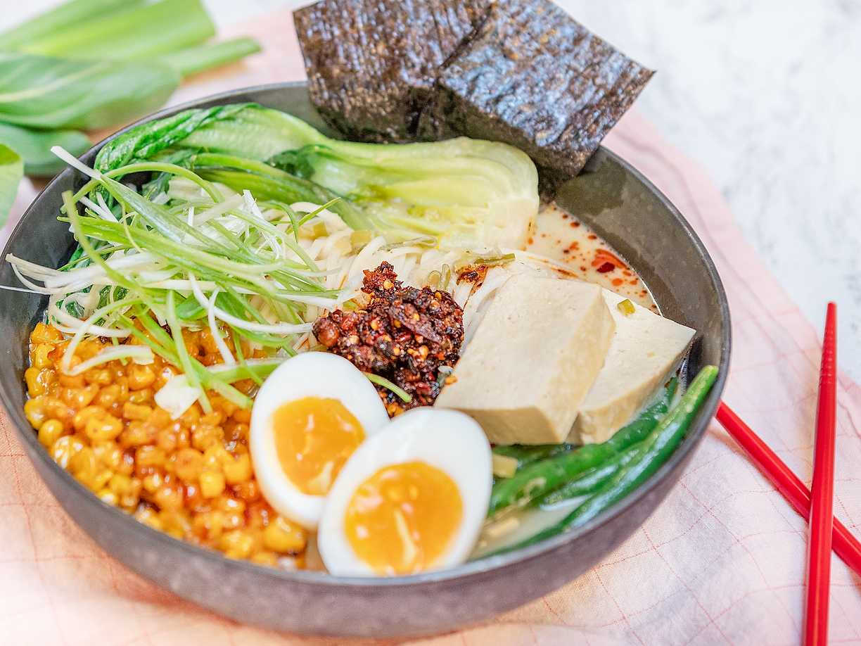 Krämig kokosramen med smörbrynt majs