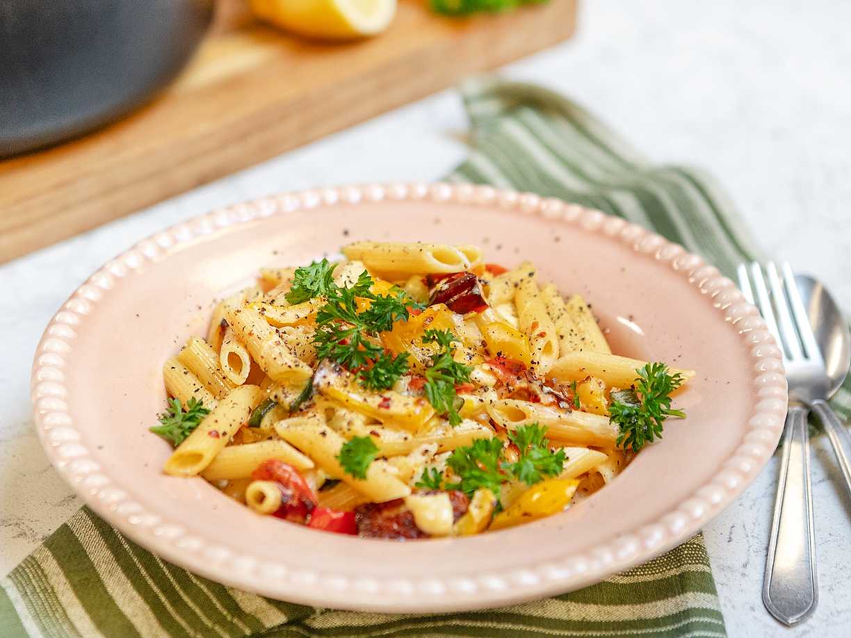 Krämig pasta med grönsaker och halloumi