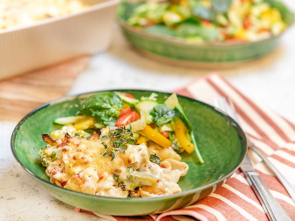 Krämig pastagratäng med fetaost och broccoli